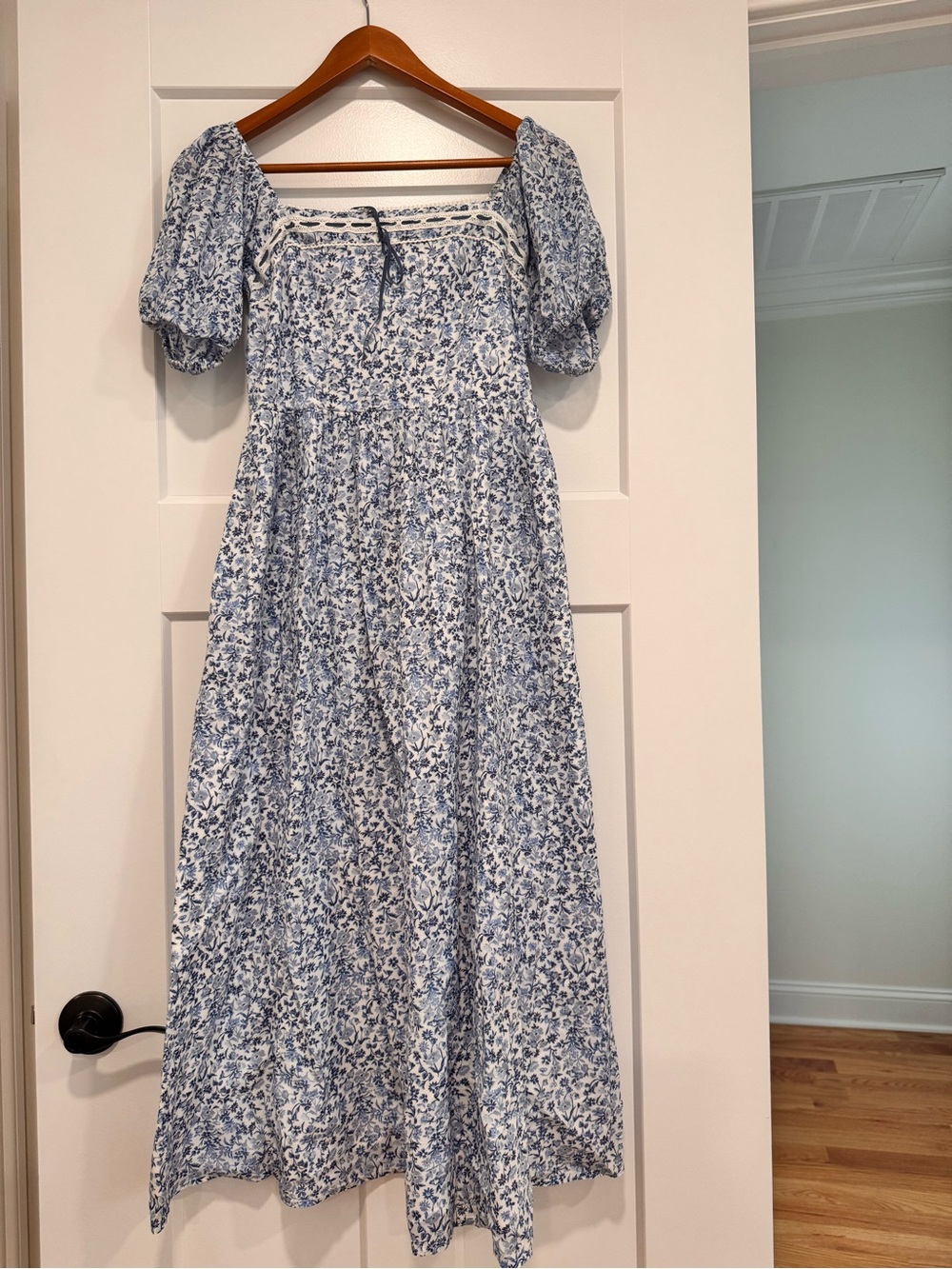 Abercrombie & Fitch Blue and White Floral Maxi Dress with Puff Sleeves